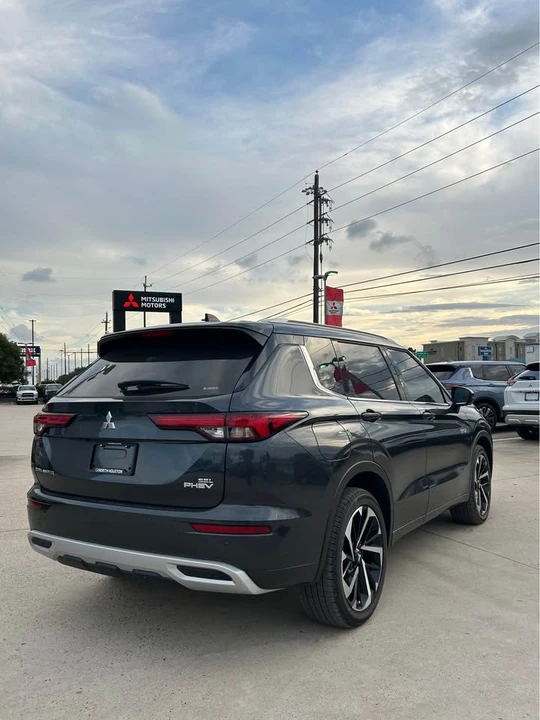 2025 Mitsubishi Outlander - Image 8 of 15