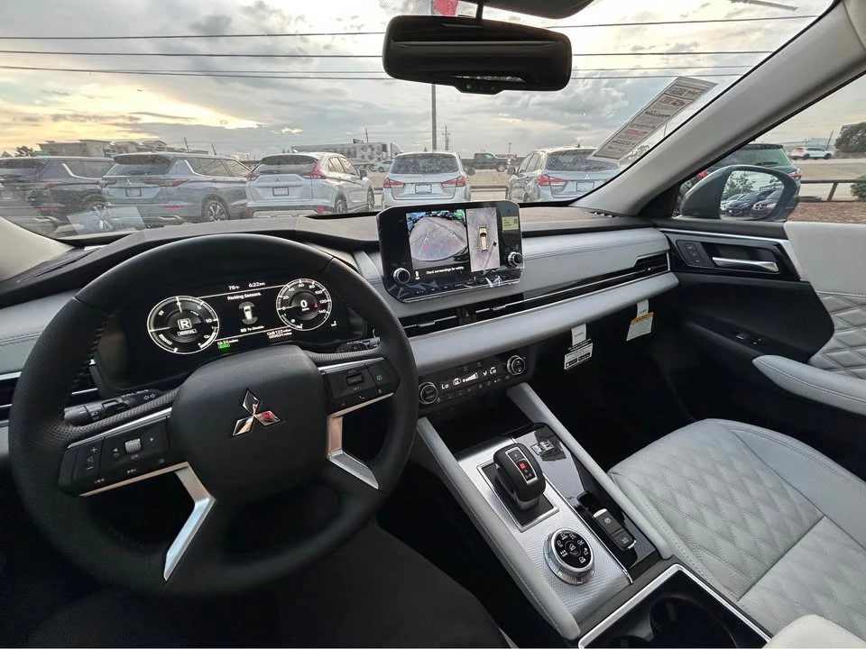 2025 Mitsubishi Outlander - Image 13 of 15
