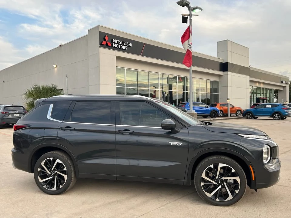 2025 Mitsubishi Outlander - Image 9 of 15
