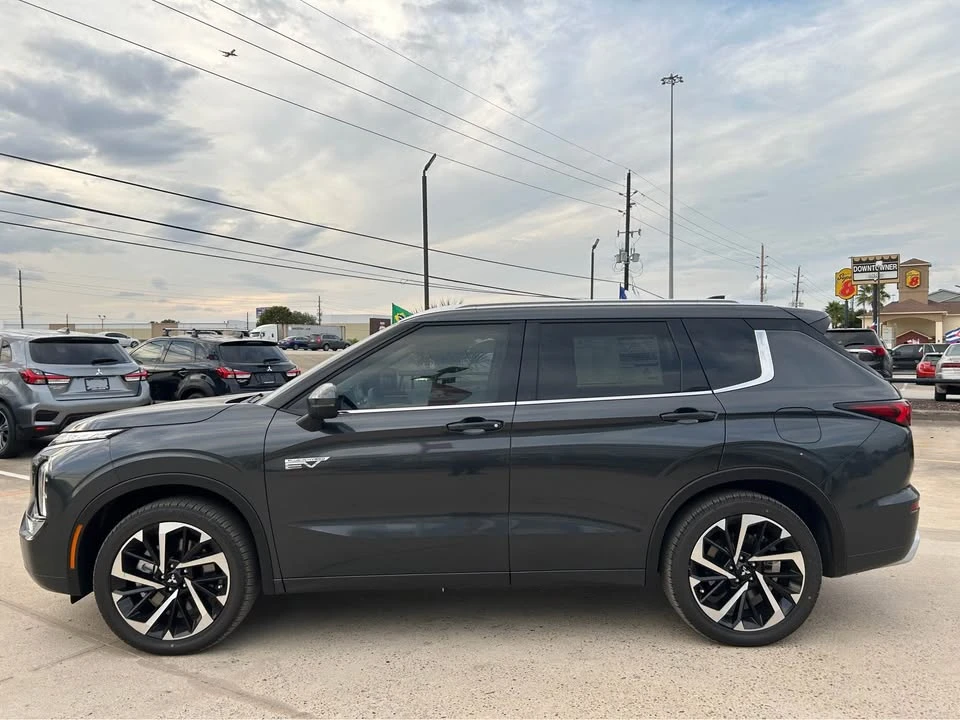 2025 Mitsubishi Outlander - Image 4 of 15