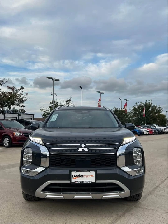 2025 Mitsubishi Outlander - Image 2 of 15