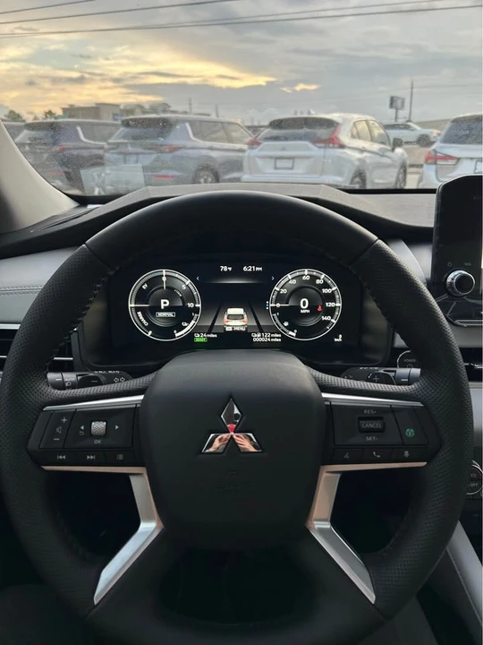 2025 Mitsubishi Outlander - Image 12 of 15