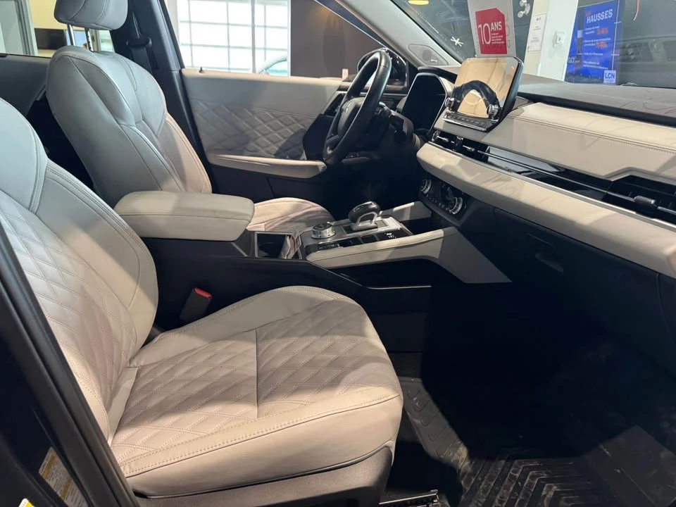 2025 Mitsubishi Outlander - Image 10 of 11