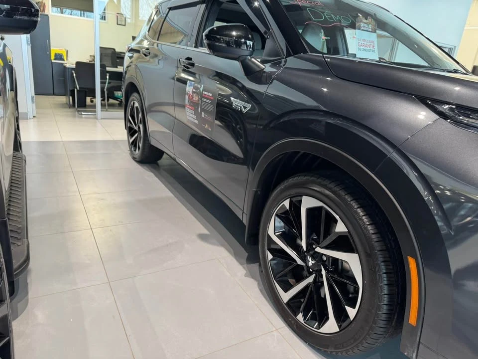 2025 Mitsubishi Outlander - Image 3 of 11