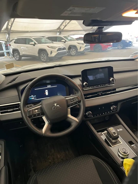 2025 Mitsubishi Outlander - Image 10 of 13