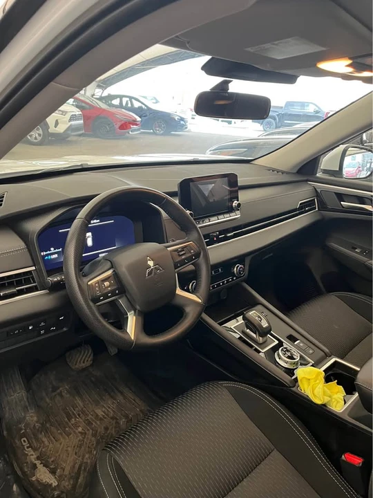 2025 Mitsubishi Outlander - Image 11 of 13