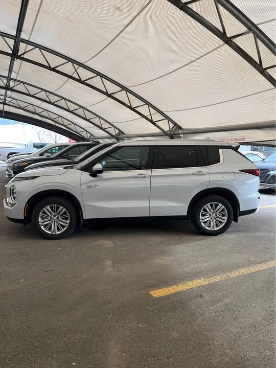 2025 Mitsubishi Outlander - Image 2 of 13