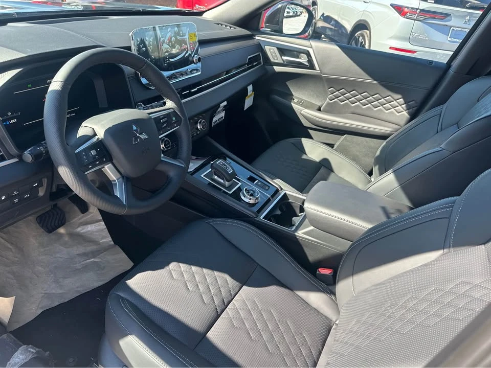2025 Mitsubishi Outlander - Image 4 of 5