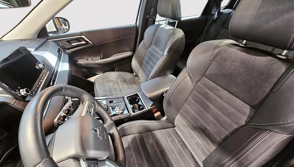 2025 Mitsubishi Outlander - Image 11 of 19