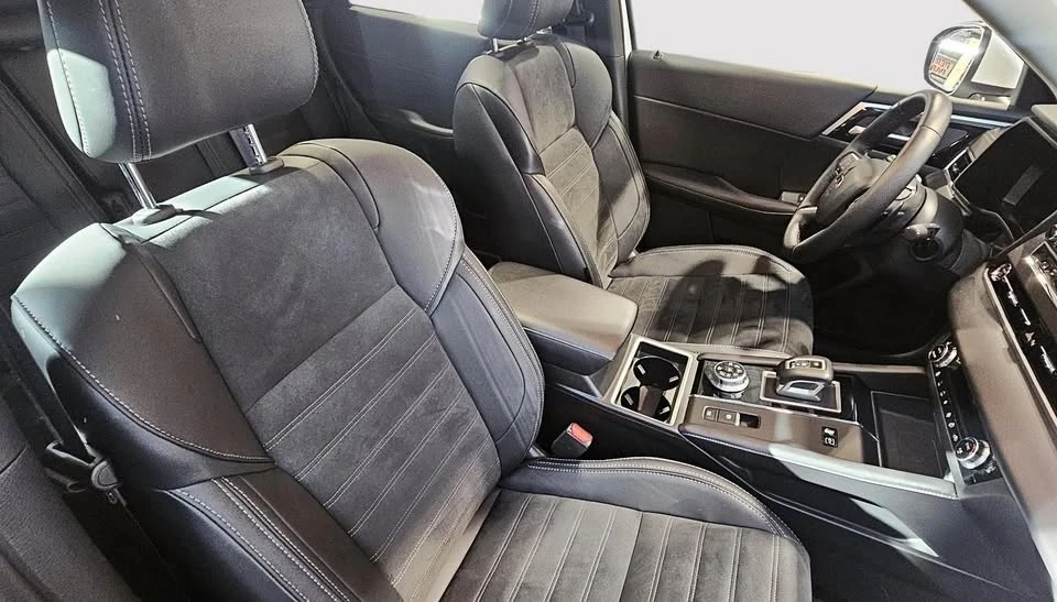 2025 Mitsubishi Outlander - Image 15 of 19