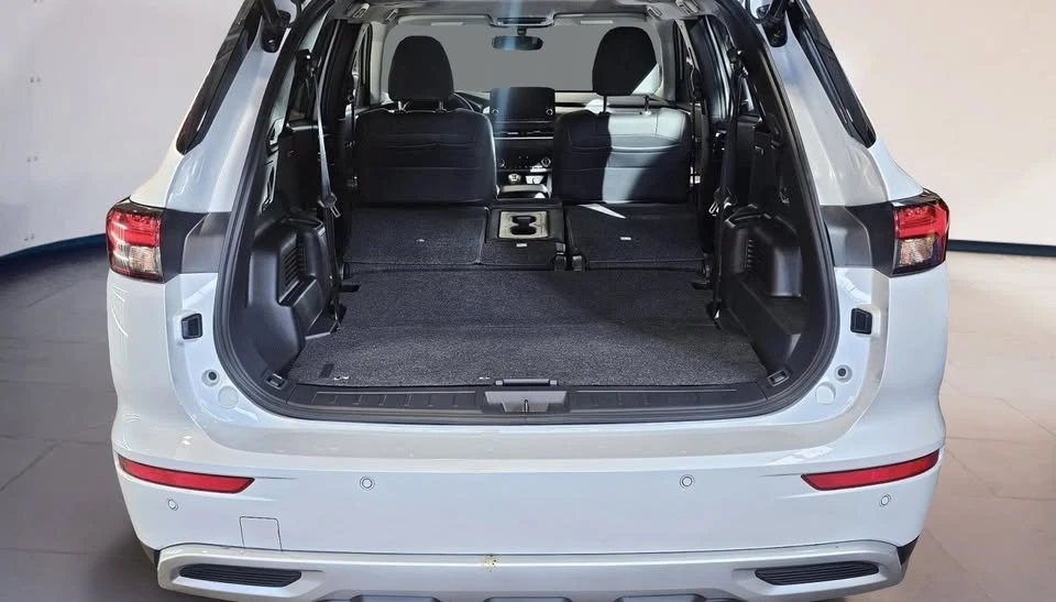 2025 Mitsubishi Outlander - Image 5 of 19