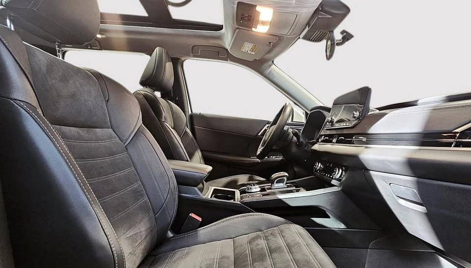2025 Mitsubishi Outlander - Image 14 of 19