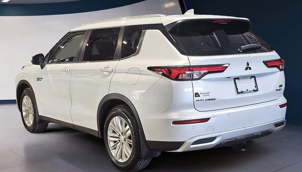 2025 Mitsubishi Outlander - Image 2 of 19