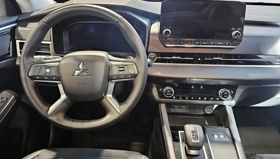 2025 Mitsubishi Outlander - Image 17 of 19