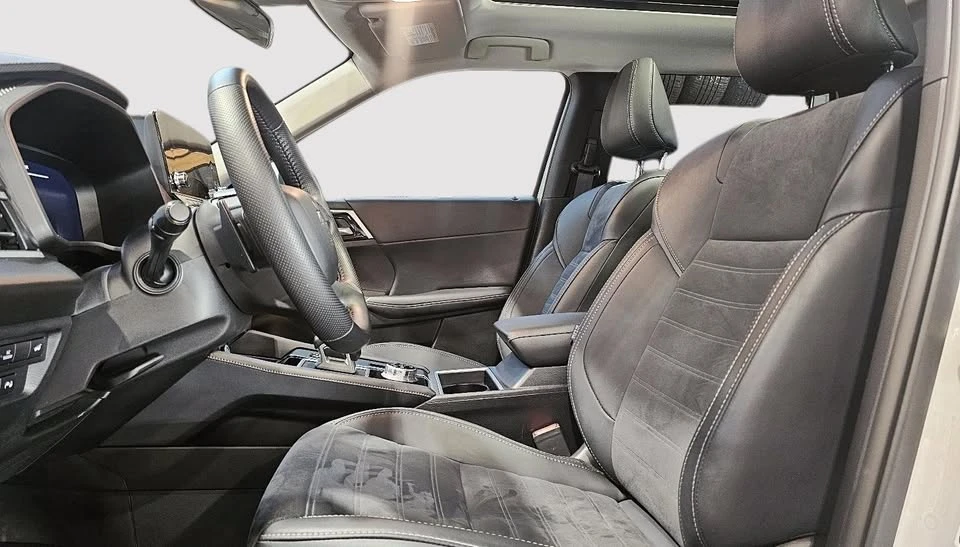 2025 Mitsubishi Outlander - Image 9 of 19