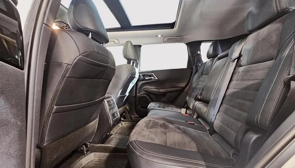 2025 Mitsubishi Outlander - Image 13 of 19