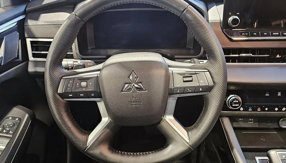 2025 Mitsubishi Outlander - Image 18 of 19