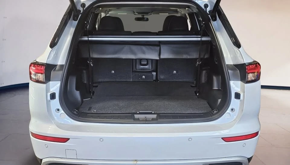 2025 Mitsubishi Outlander - Image 4 of 19