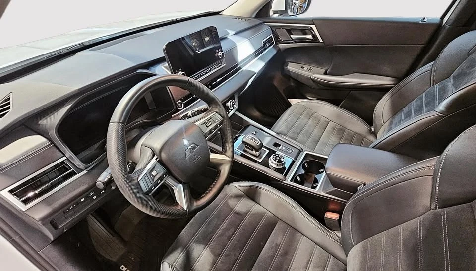 2025 Mitsubishi Outlander - Image 10 of 19