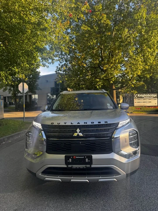 2025 Mitsubishi Outlander - Image 2 of 5