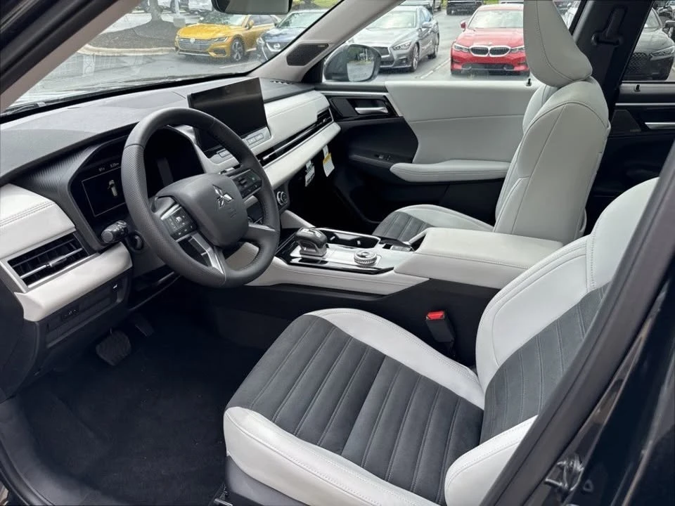 2025 Mitsubishi Outlander - Image 3 of 10