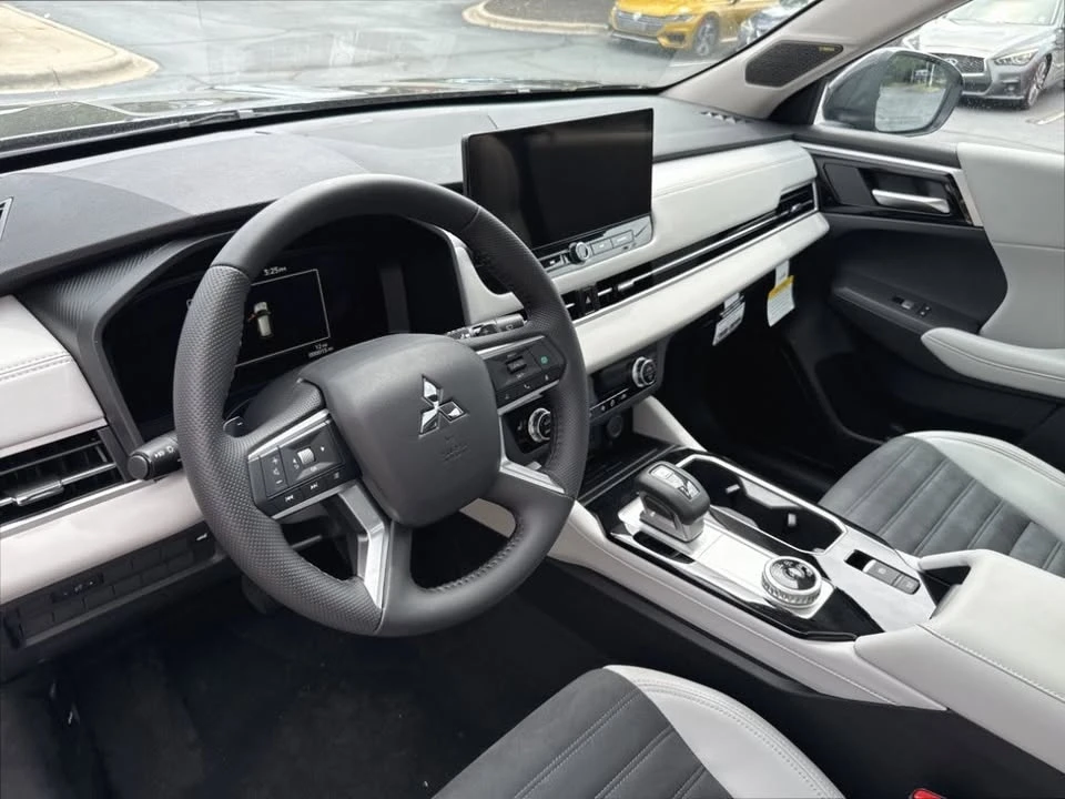 2025 Mitsubishi Outlander - Image 4 of 10