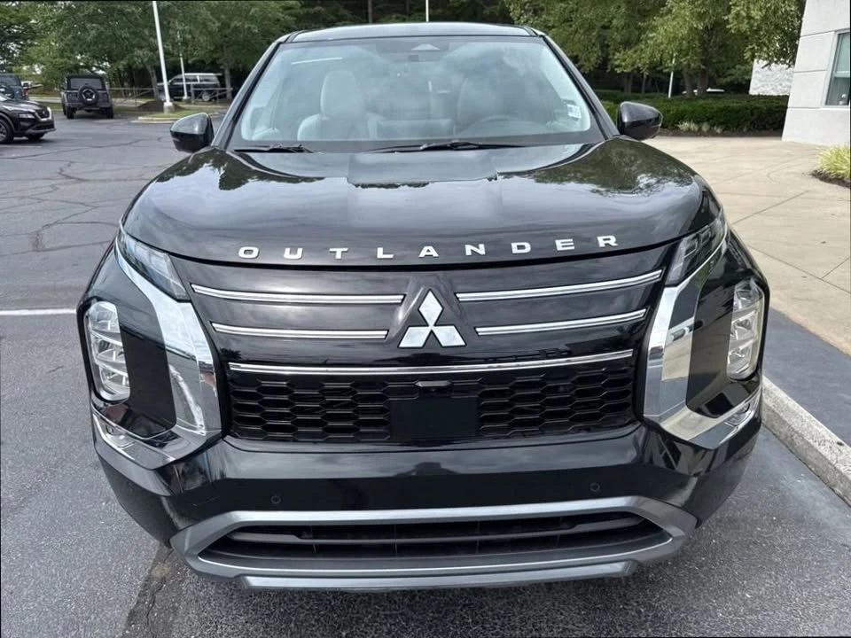 2025 Mitsubishi Outlander - Image 2 of 10