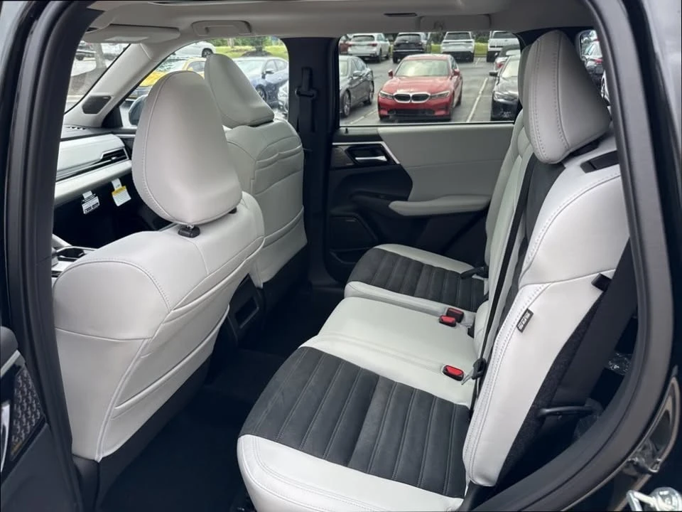 2025 Mitsubishi Outlander - Image 6 of 10