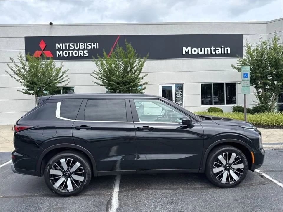 2025 Mitsubishi Outlander - Image 7 of 10