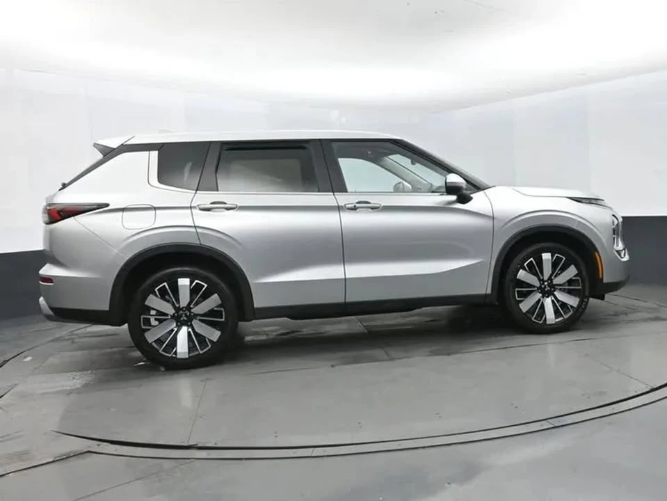 2025 Mitsubishi Outlander - Image 6 of 8