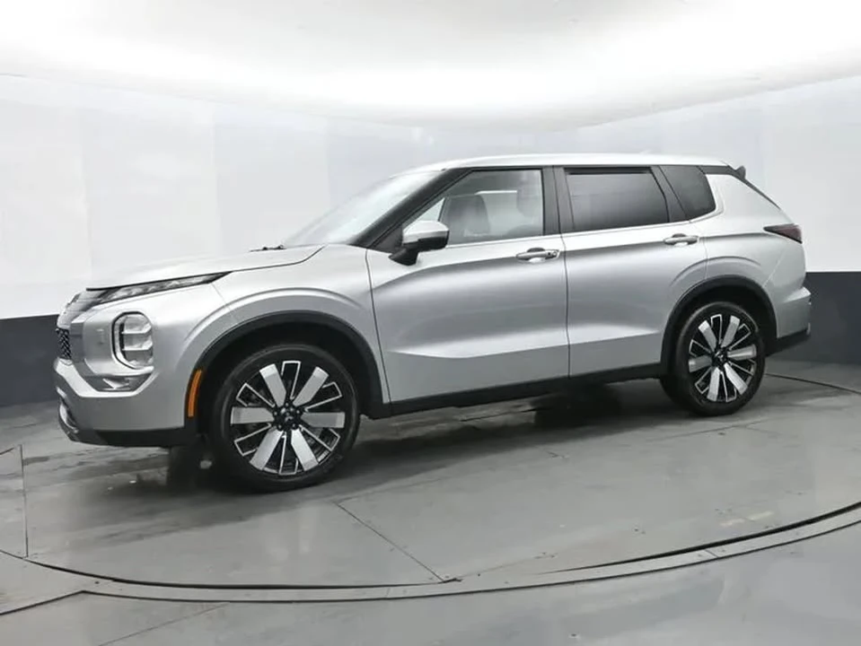 2025 Mitsubishi Outlander - Image 5 of 8