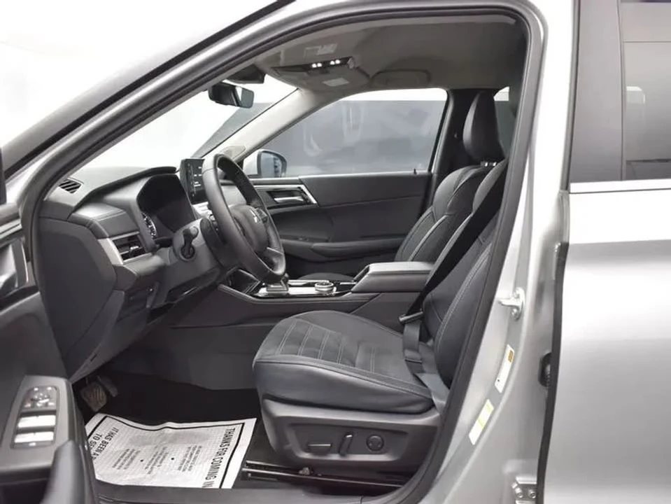 2025 Mitsubishi Outlander - Image 2 of 8