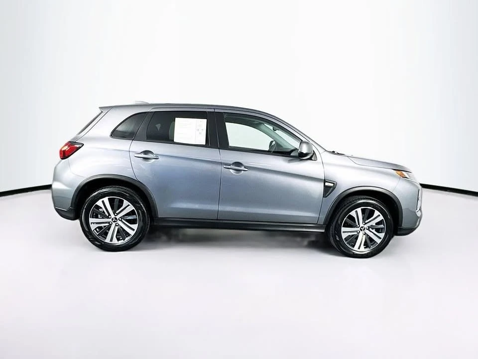 2025 Mitsubishi Outlander - Image 4 of 11