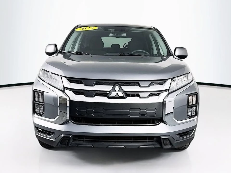 2025 Mitsubishi Outlander - Image 2 of 11