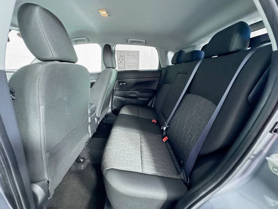 2025 Mitsubishi Outlander - Image 7 of 11