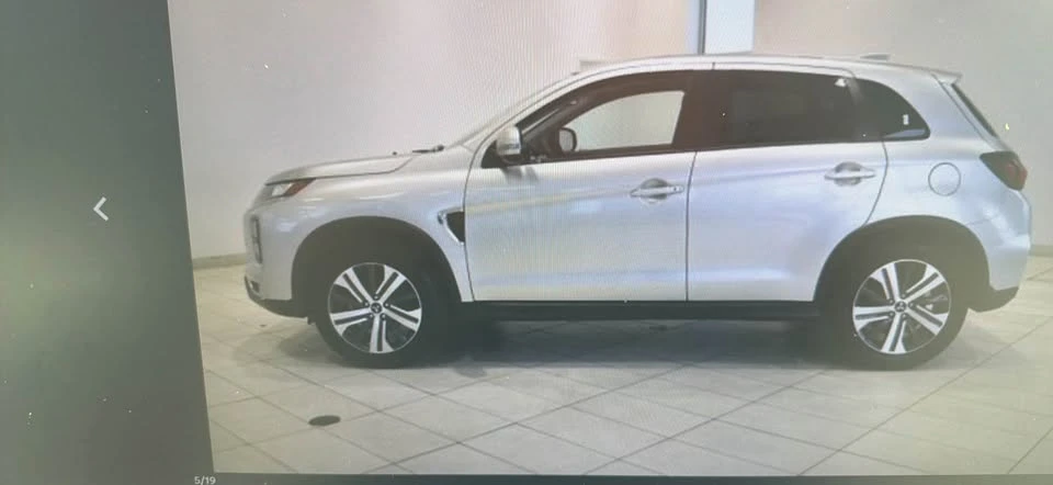 2025 Mitsubishi Outlander - Image 3 of 9