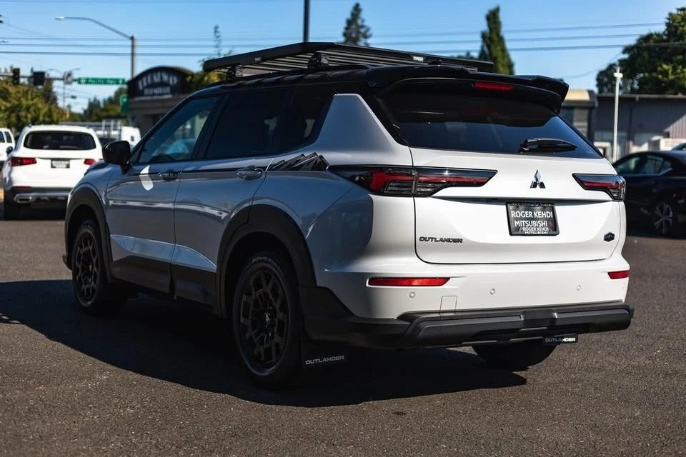 2025 Mitsubishi Outlander - Image 10 of 20