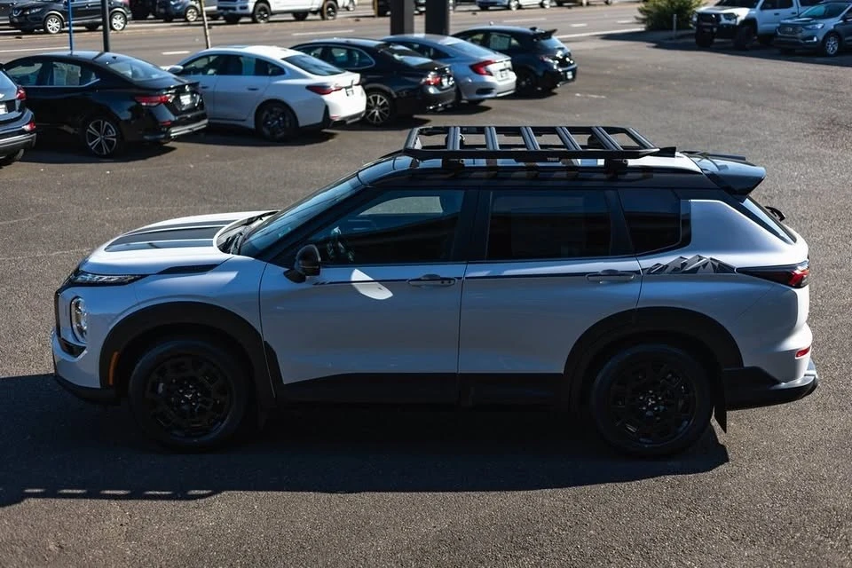 2025 Mitsubishi Outlander - Image 11 of 20