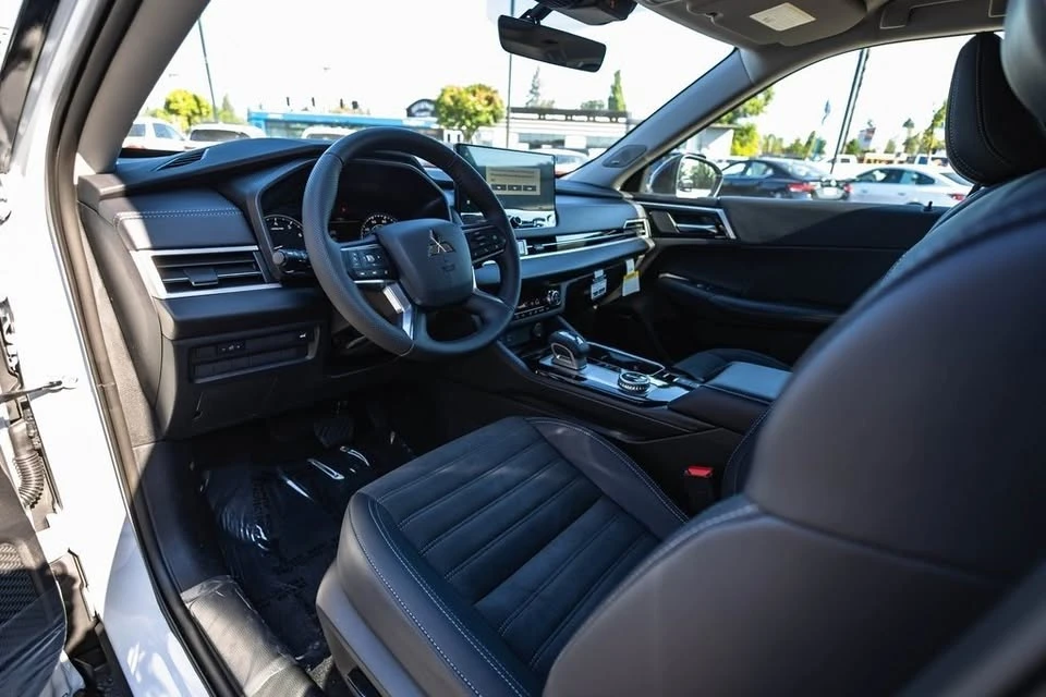 2025 Mitsubishi Outlander - Image 18 of 20