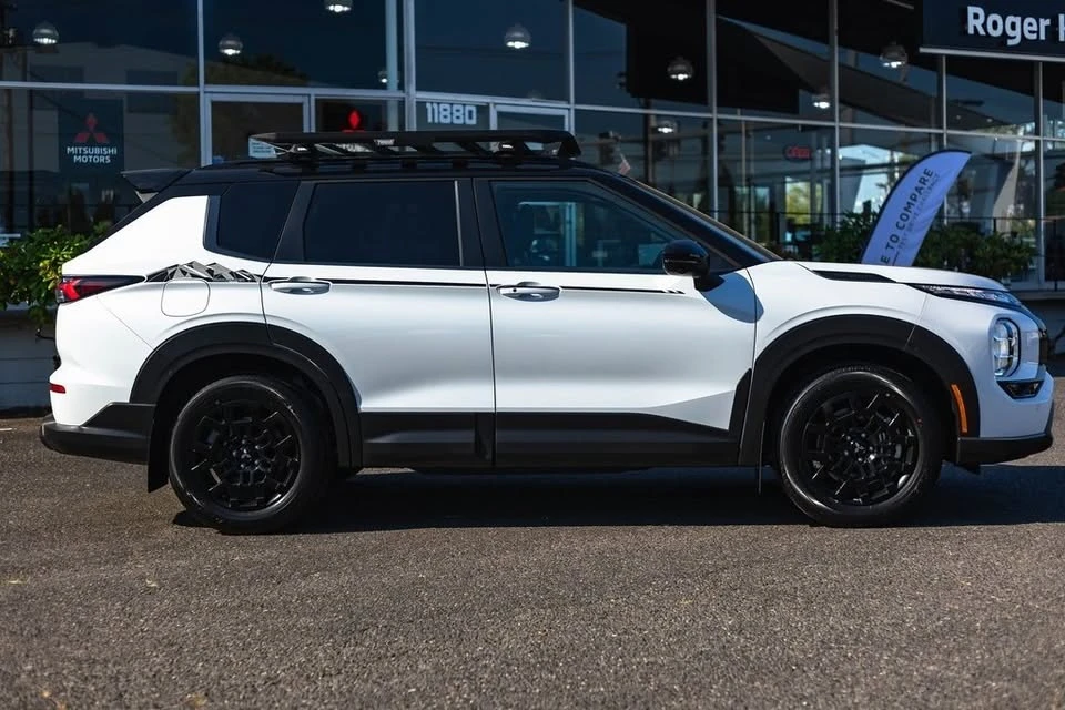 2025 Mitsubishi Outlander - Image 7 of 20
