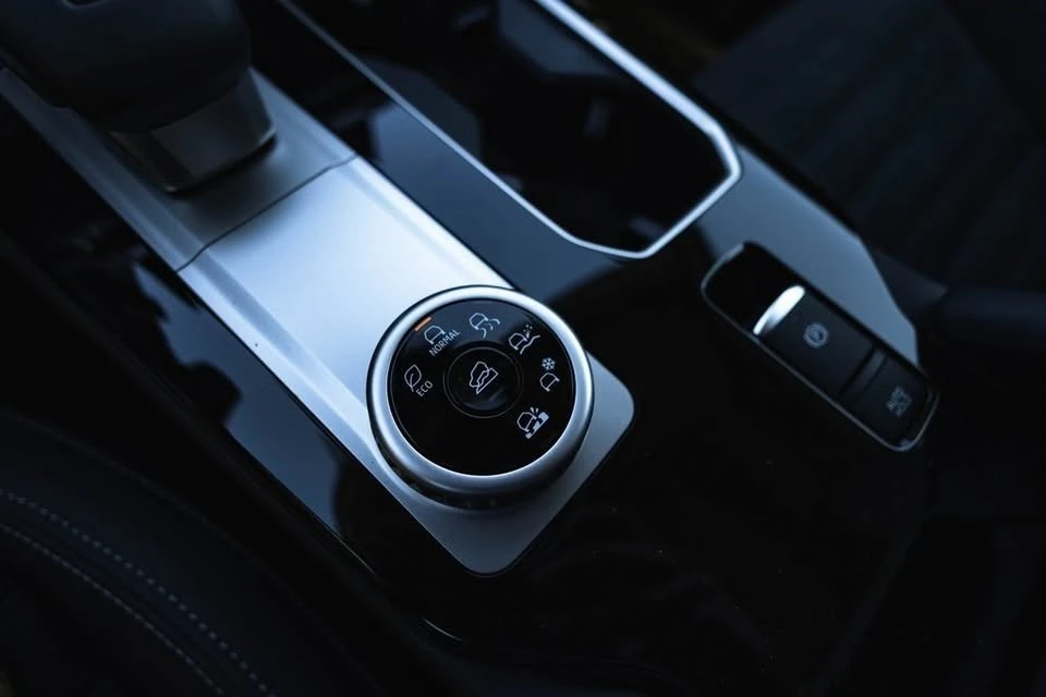 2025 Mitsubishi Outlander - Image 17 of 20