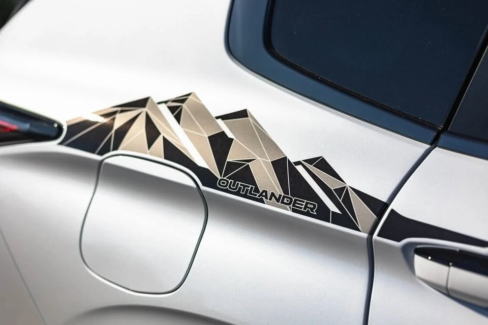 2025 Mitsubishi Outlander - Image 12 of 20