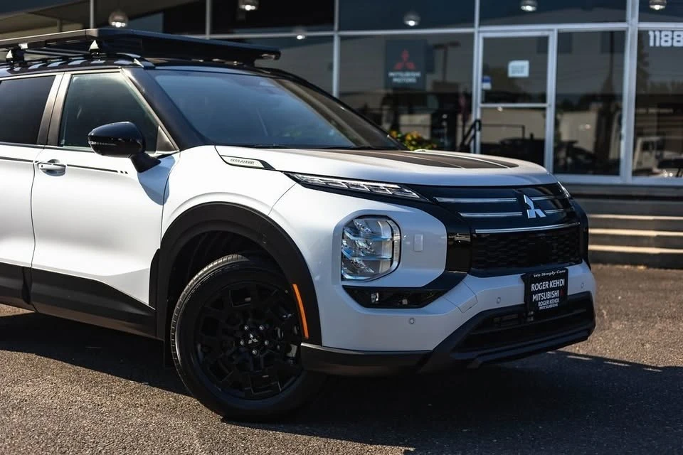 2025 Mitsubishi Outlander - Image 3 of 20