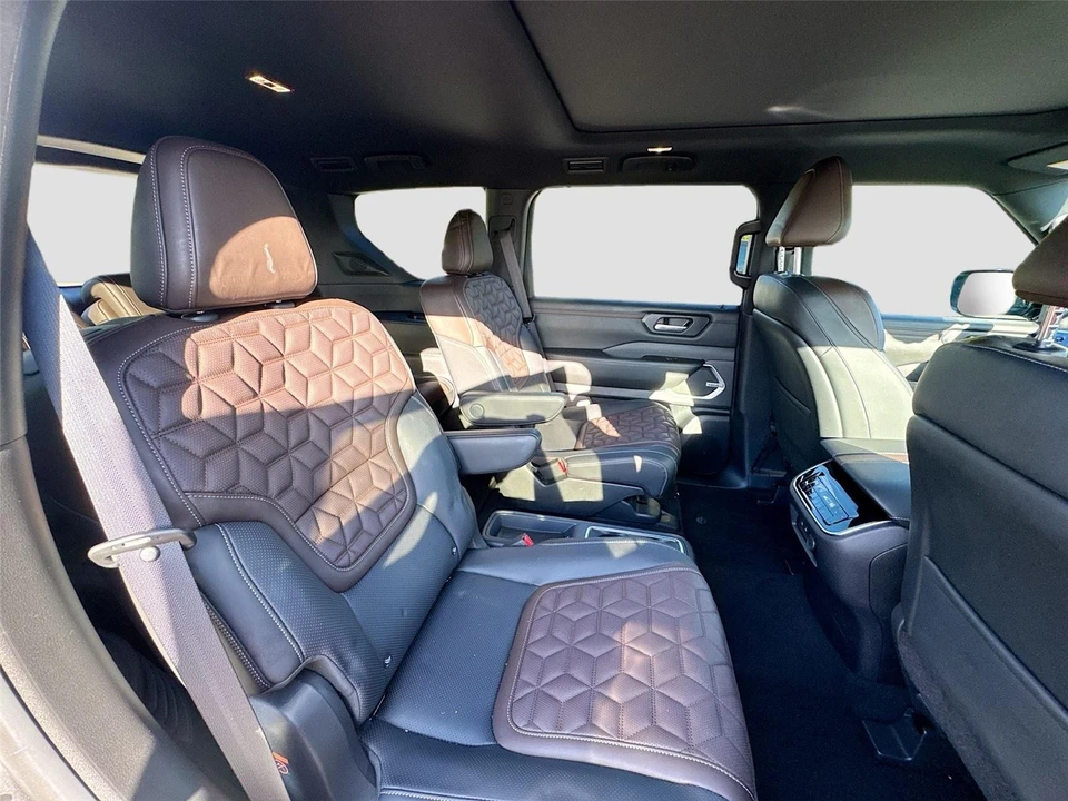 2025 Nissan Armada - Image 12 of 21