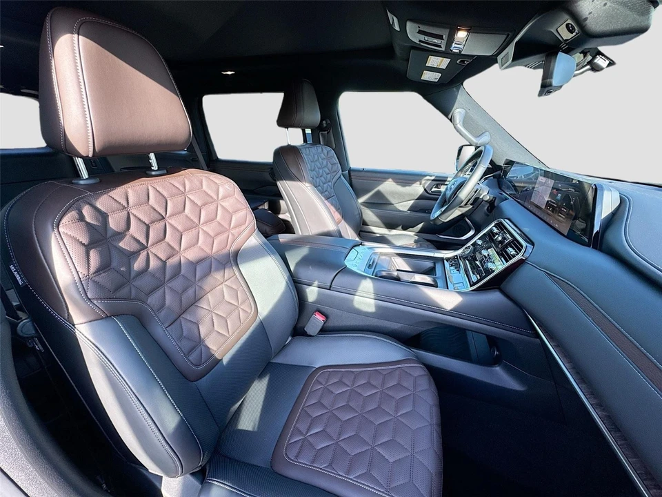 2025 Nissan Armada - Image 11 of 21