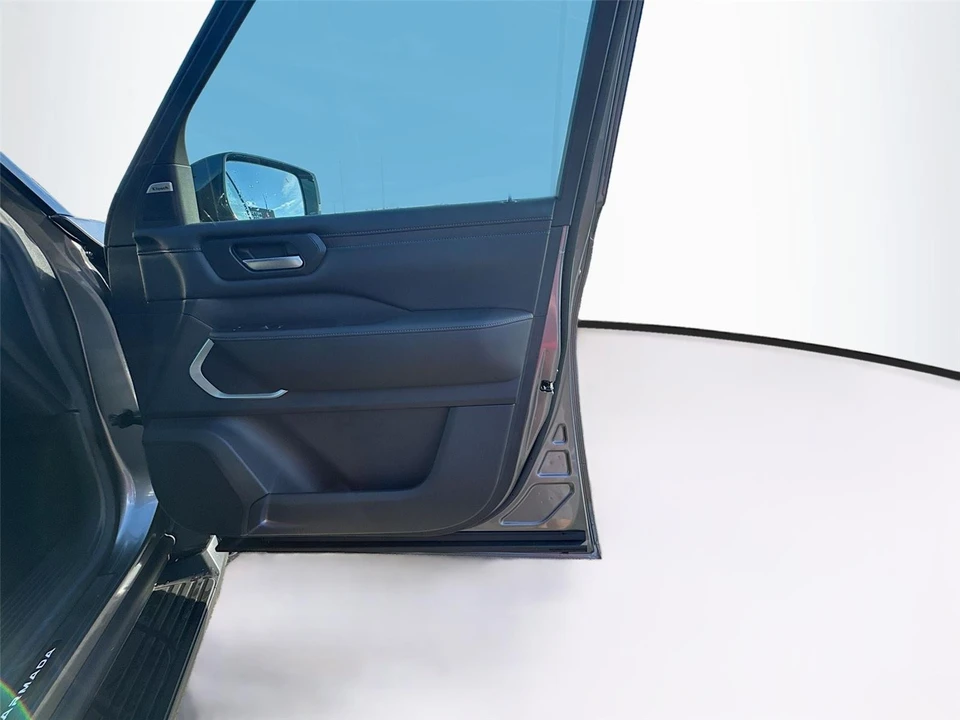 2025 Nissan Armada - Image 9 of 21