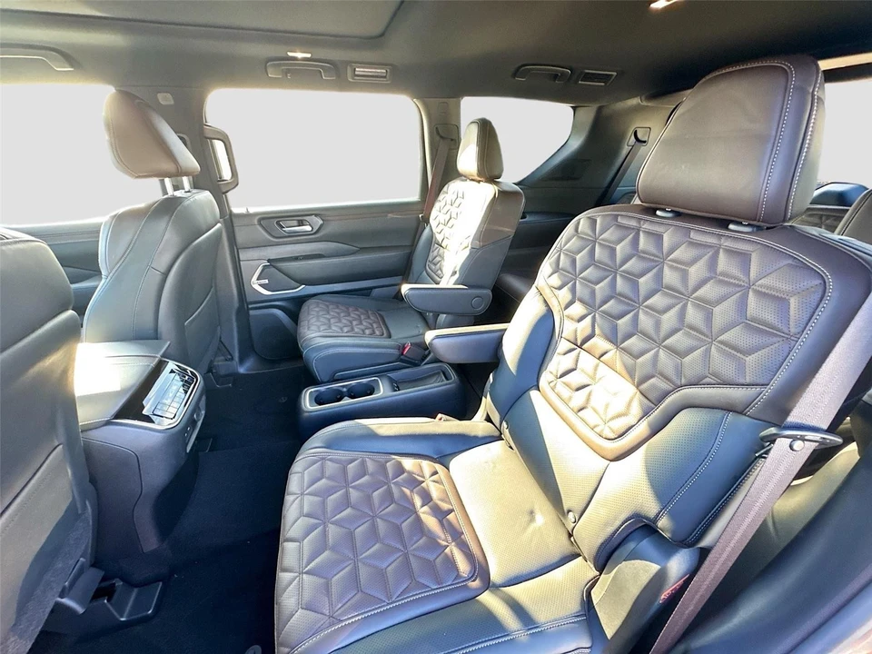 2025 Nissan Armada - Image 14 of 21