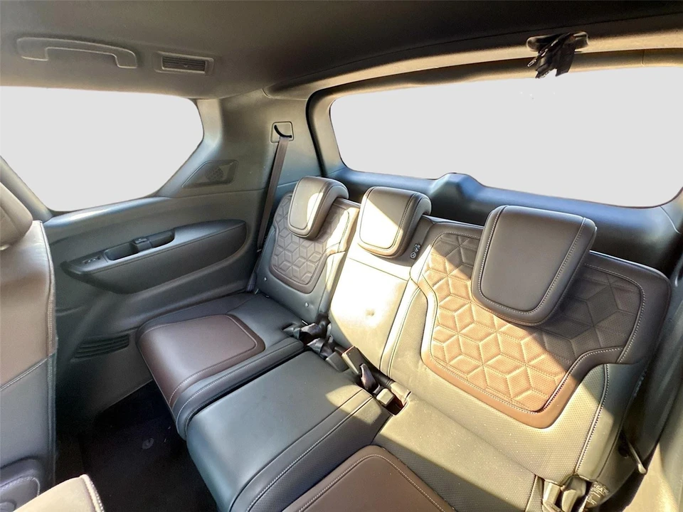 2025 Nissan Armada - Image 15 of 21