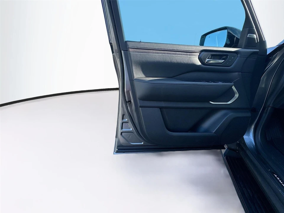 2025 Nissan Armada - Image 18 of 21