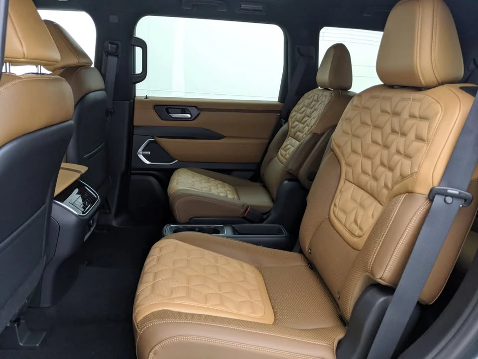 2025 Nissan Armada - Image 18 of 20
